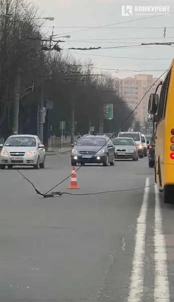 У Луцьку тролейбусна лінія обірвалася на маршрутку з людьми (фото, відео)