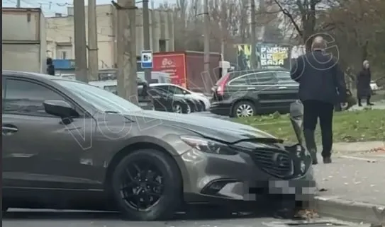 Аж відлетіло колесо: у Луцьку на Конякіна «мазда» влетіла в бордюр (відео)