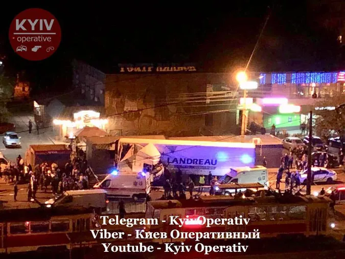 У Києві фура протаранила зупинку (фото)