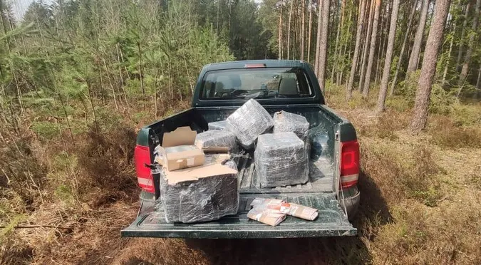Не встигли забрати: в лісі на Волині знайшли контрабандні ліки (фото)