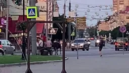 У центрі Луцька хлопці катаються на возі (відео)