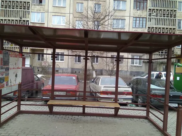 У Луцьку вимили зупинки громадського транспорту (фото)
