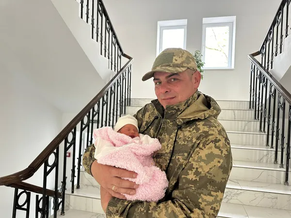 Військовослужбовиця ЗСУ стала мамою у 52 роки (фото)