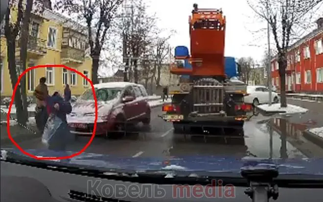 У Ковелі хлопчик ледь не забіг під колеса автомобіля (відео)
