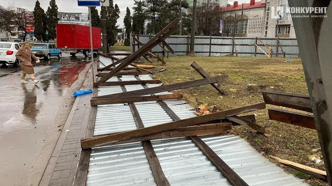 У Луцьку сильний вітер «здув» огорожу біля «Яровиці» (фото)