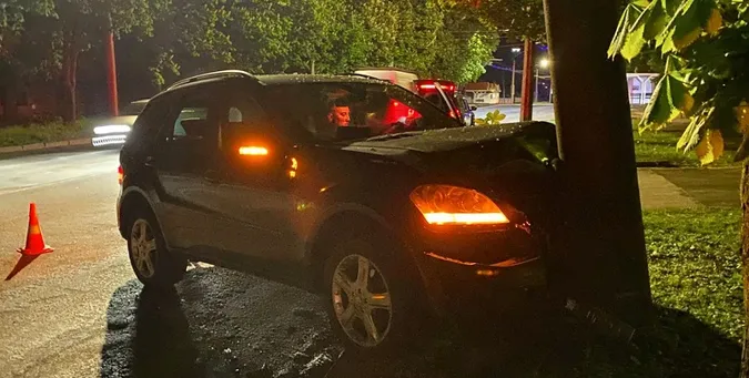 У Луцьку п'яного на «мерсі», який вночі втікав від копів, зупинив стовп (фото)