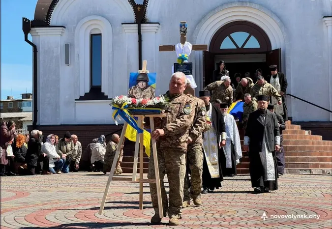Нововолинська громада провела у останню земну дорогу Героя Сергія Марчука (фото)