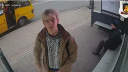 У центрі Луцька молодик «на камеру» розписав «розумну» зупинку (відео)