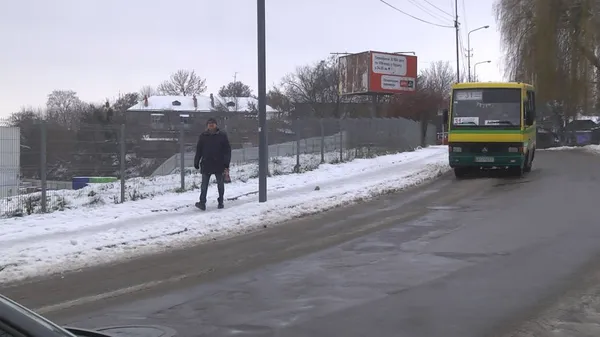 У Луцьку ожеледиця: як місто тримається на ногах (відео)