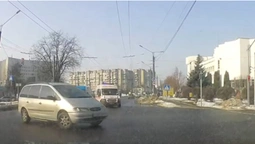 У центрі Луцька «швидка» ледь не потрапила у ДТП (відео)