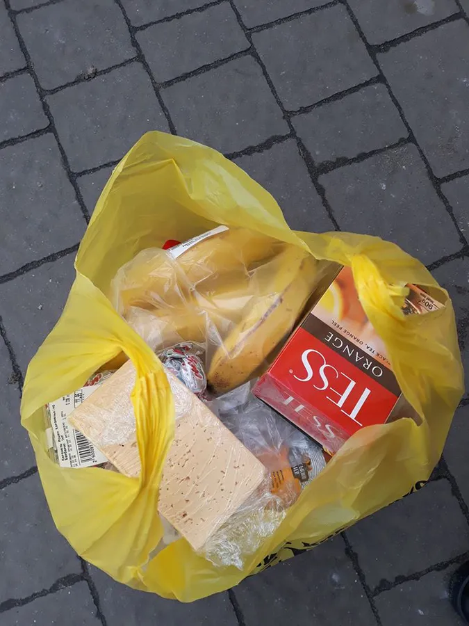 Перевірка на добро: у Шацьку на вулиці збирали гроші на продукти для бабусі (фото, відео)