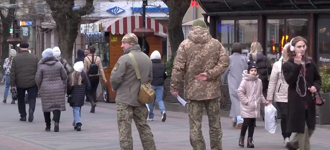 Повістки чи листівки? У центрі Луцька – палатка з військовими (відео)