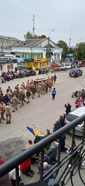 Труну на руках несли через рідне місто: на Волині ховають ще одного захисника (фото, відео)