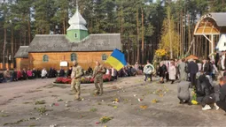 Дорогу встелили квітами: на Волині провели в останню дорогу Віталія Козея (фото)