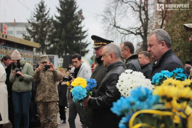 У Луцьку поклали квіти до стели загиблим захисникам України (фото, відео)