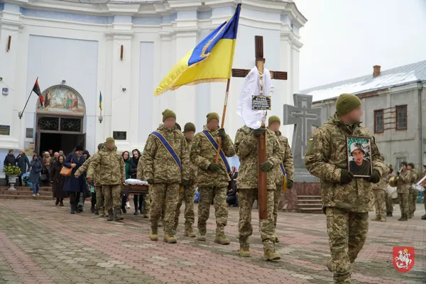 Залишилась дружина і маленький синочок: у Володимирі провели в останню дорогу 23-річного Анатолія Куляса