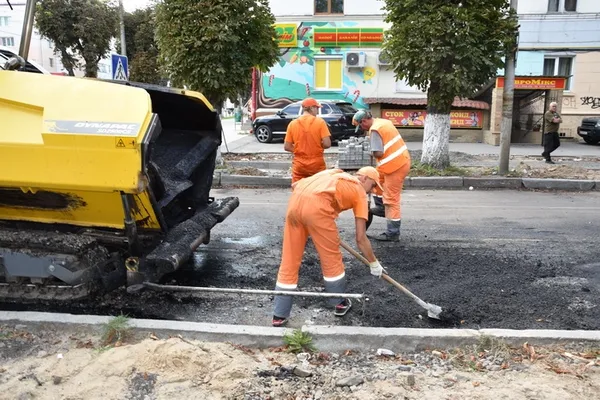 Як у Луцьку ремонтують дороги та прибудинкові території (фото)