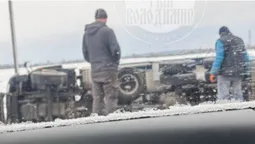 На волинській трасі вантажівка, яка посипає дороги, злетіла в кювет (фото)