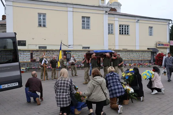 Навіки 33: у Луцьку попрощалися з полеглим воїном Романом Чехайдою (фото)