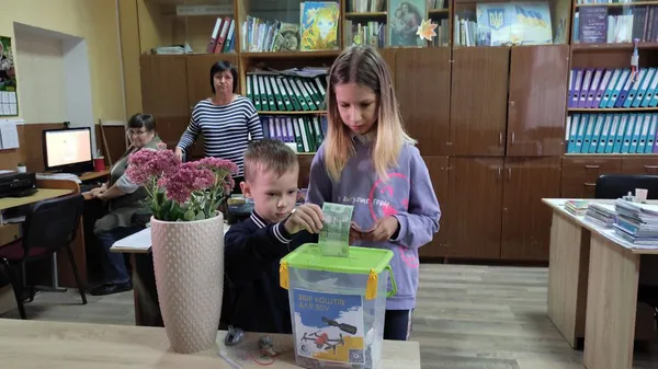 Замість квітів на День вчителя: у луцькій школі збирають гроші на безпілотник (відео)