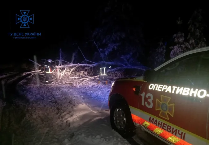 Волинські рятувальники 26 разів виїжджали на ліквідацію наслідків негоди (фото, відео)