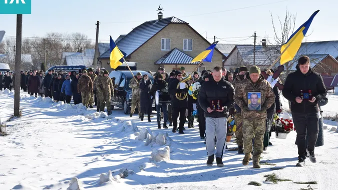 Без батька залишилися двоє дітей: на Волині попрощалися з воїном Віктором Веремійчиком (фото)