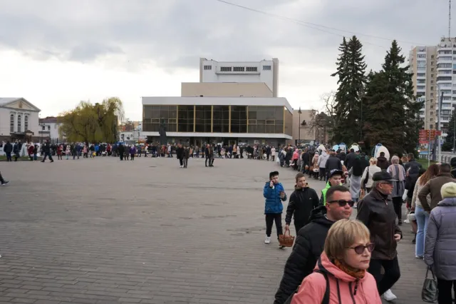 Війна і Воскресіння: у Луцьку святять паски у суботу і без свічок (фото)