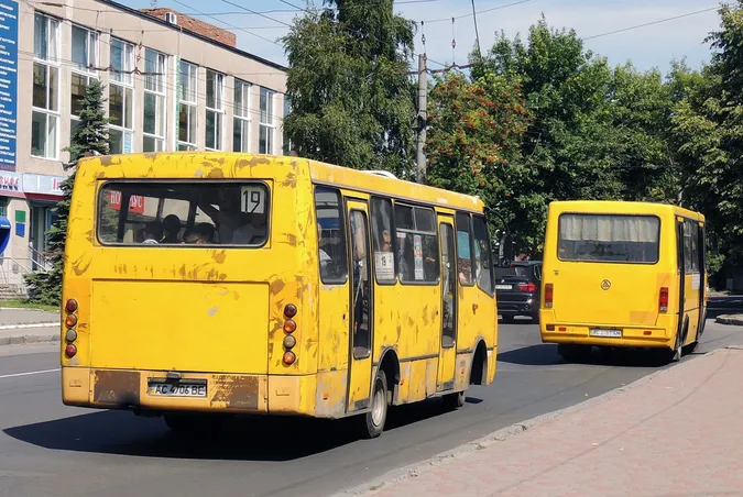 У Луцьку водій маршрутного таксі відмовився везти дитину через надірвану купюру