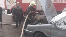У Володимирі-Волинському посеред вулиці загорілася автівка (фото)