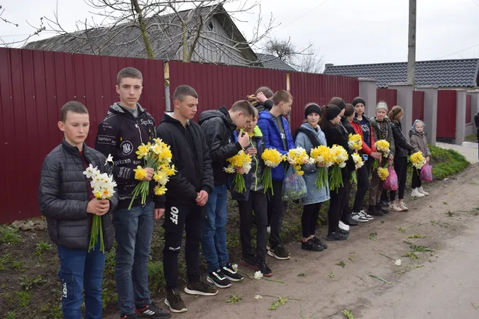 На Волині попрощалися з воїном, який загинув під Бахмутом (фото)
