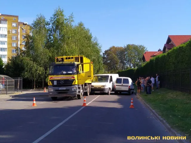 Бус, сміттєвоз і легковик: у Луцьку – аварія біля «Срібних лелек» (фото)
