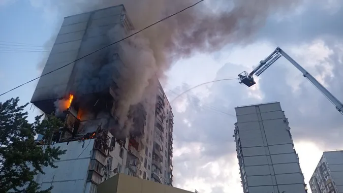 У багатоповерхівці в Києві стався вибух – є жертви (фото)