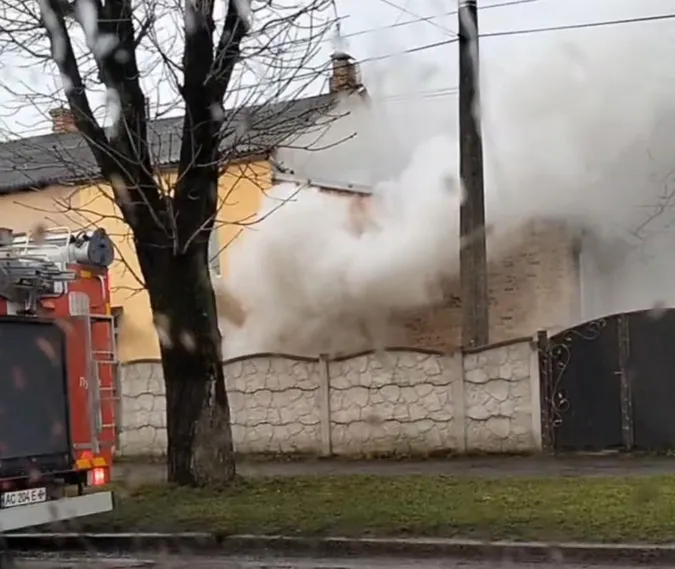 У Луцьку горить двоповерховий будинок