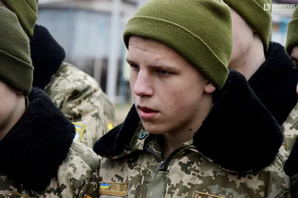 Дубинки, АК та шоломи: луцькі ліцеїсти відвідали військову частину Нацгвардії (фото)