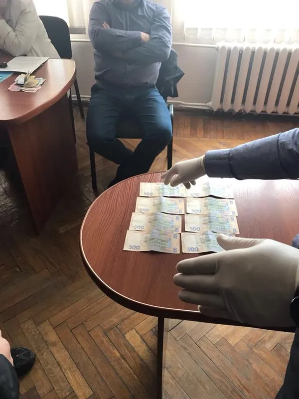 На Волині голова селищної ради попався на хабарі (фото)