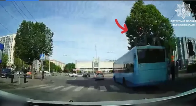 Потрапив на камеру і отримав штраф: у Луцьку покарали водія маршрутки за небезпечний маневр (відео)