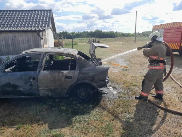 На Волині внаслідок пожежі вщент згорів легковик (фото)
