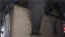 У Володимирі горів будинок: з вогню врятували двох людей