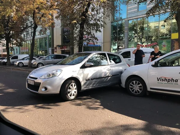 У Луцьку автомобіль викотився з парковки на дорогу (фото) 
