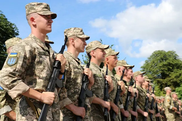 Пів сотні курсантів луцького вишу склали присягу на вірність Україні (фото)
