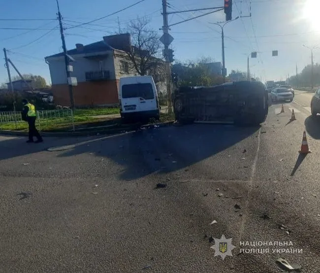 ДТП на перехресті в Луцьку: Volkswagen перевернувся від удару – водія госпіталізували (фото)
