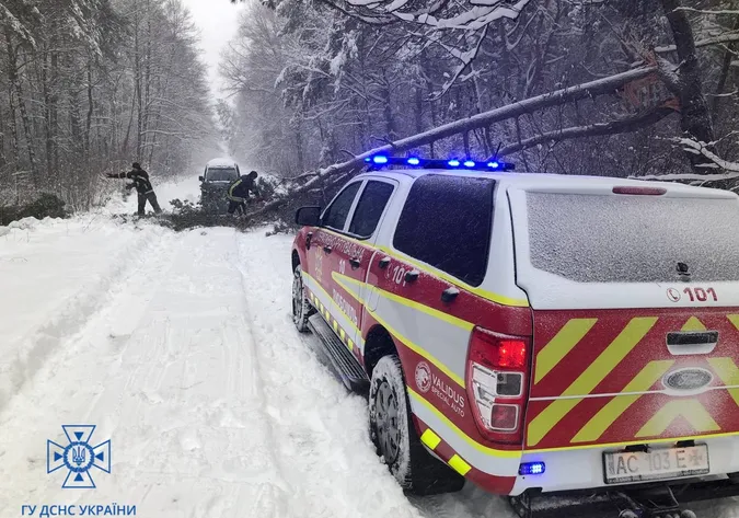 Волинські рятувальники 26 разів виїжджали на ліквідацію наслідків негоди (фото, відео)