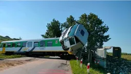 Під Варшавою потяг протаранив вантажівку – близько 20 постраждалих (фото, відео)