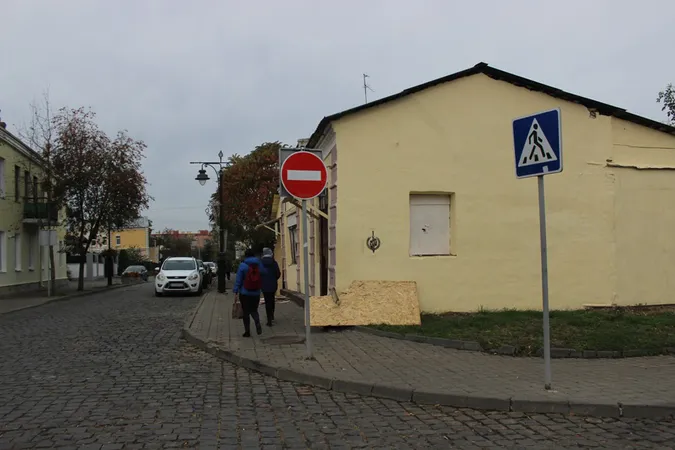 Луцьк: в будинку у Старому місті знову поселилися безхатьки (фото)