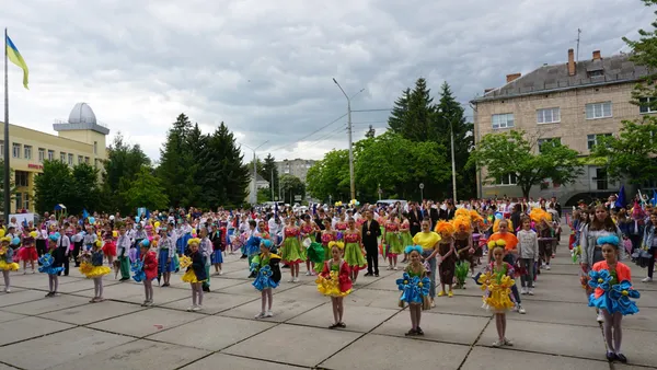 Марш, концерт та багато танців: у Луцьку відсвяткували День захисту дітей (фото)