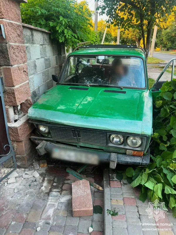 У Луцьку водій  «під кайфом» випробовував на міцність бетонний паркан (фото)