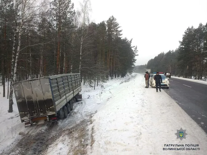 Був на підпитку та злетів у кювет: вантажівка потрапила у аварію дорогою на Ягодин (фото)