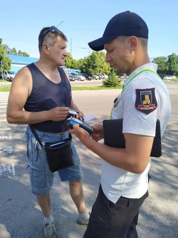 Луцькі муніципали навели лад із паркуванням біля авторинку (фото)