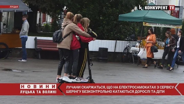 У Луцьку просять заборонити їздити на електросамокатах проїжджою частиною (відео)
