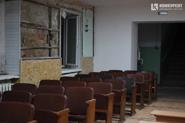 Тут багато старих меблів